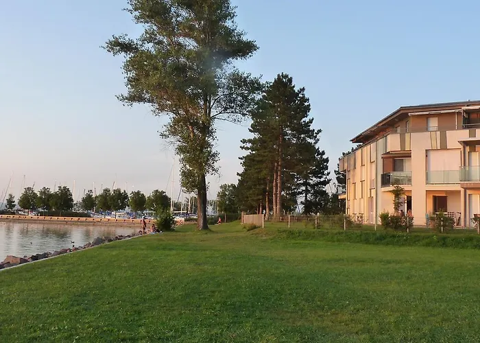 码头公寓酒店 Balatonszárszó